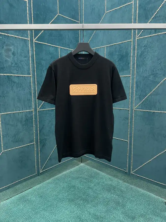 P190 LV Leather Embossed T Shirt with Grained Calfskin Details
