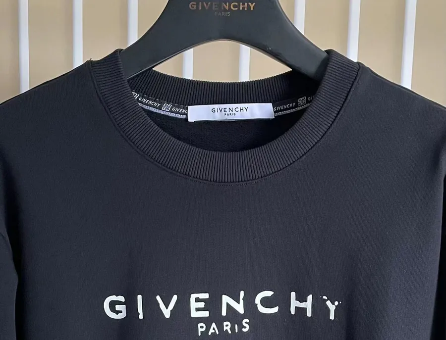 P220 G V C Round Neck Ripped Letter One Size