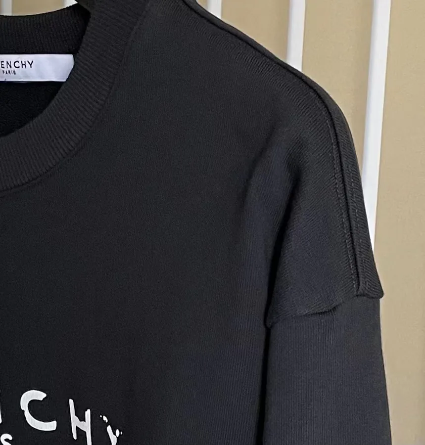 P220 G V C Round Neck Ripped Letter One Size