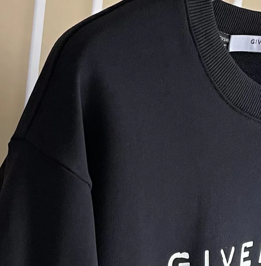 P220 G V C Round Neck Ripped Letter One Size