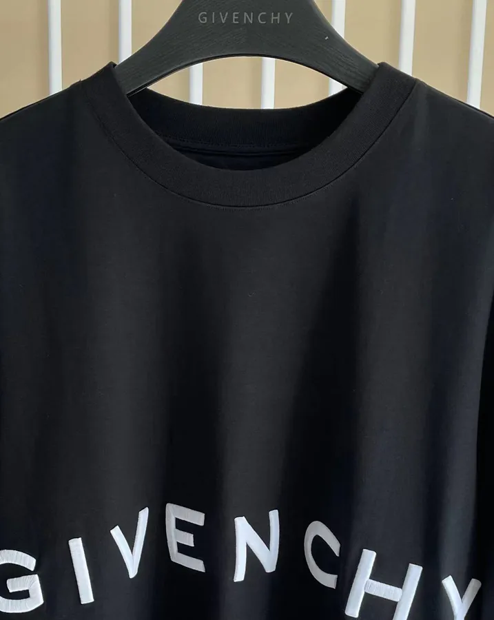 P170 G V C T Shirt Black Striped Letter