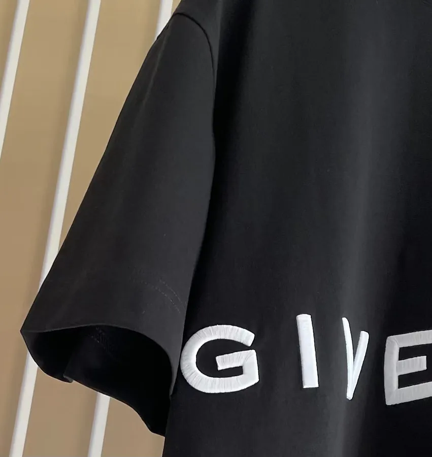 P170 G V C T Shirt Black Striped Letter