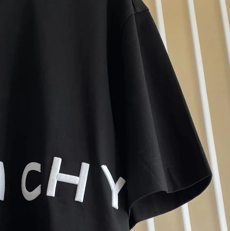 P170 G V C T Shirt Black Striped Letter