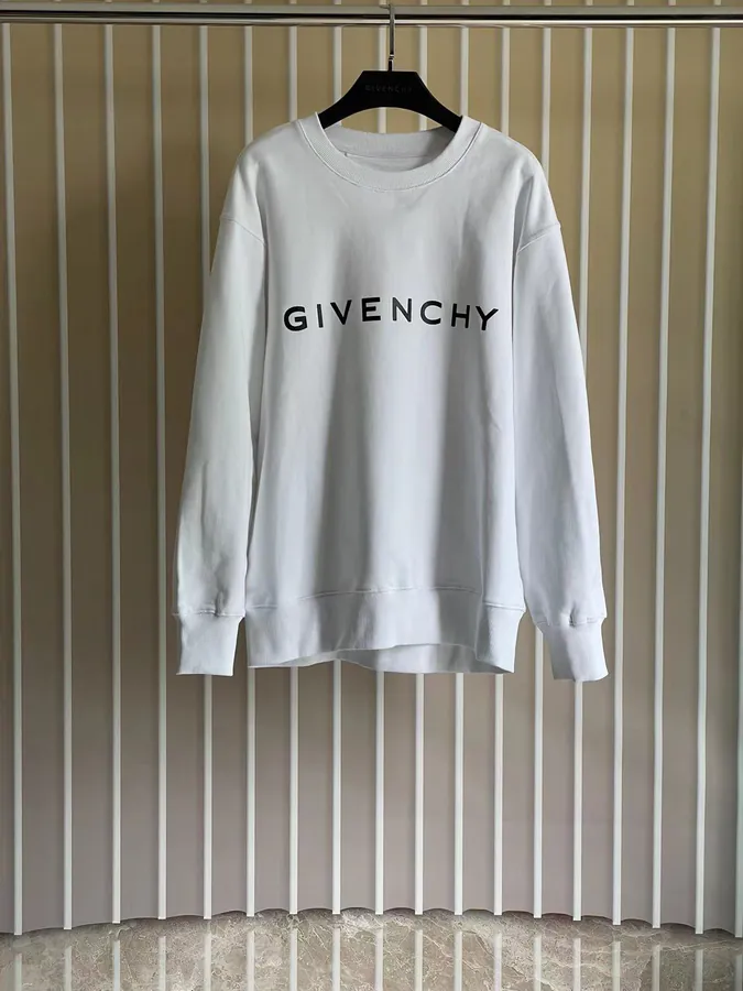 P210 G V C Round Neck Silver Letter