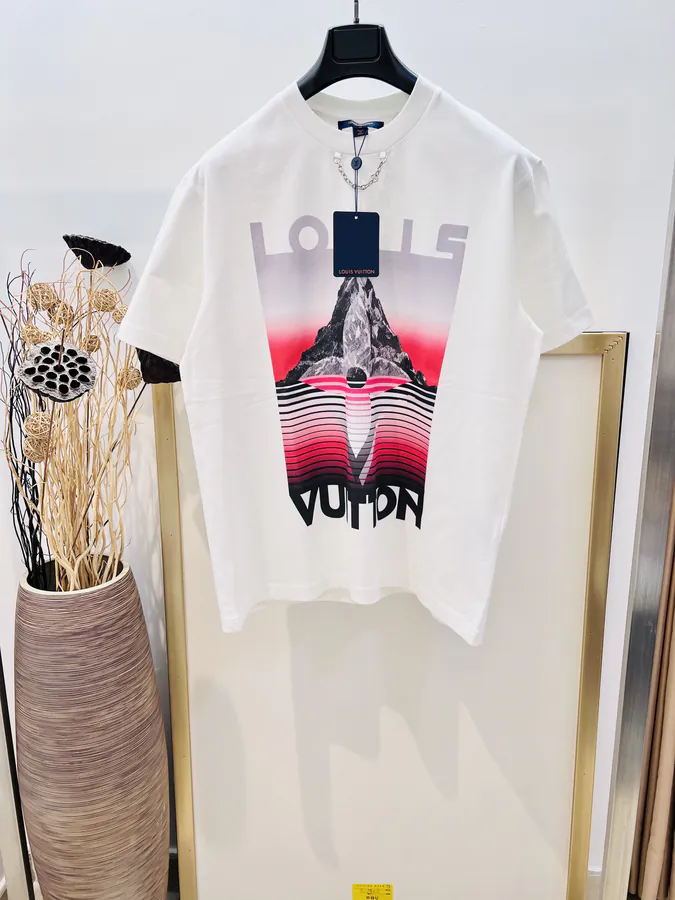 1V Louis Vuitton Ski Series Snow Spray Print Chain T Shirt