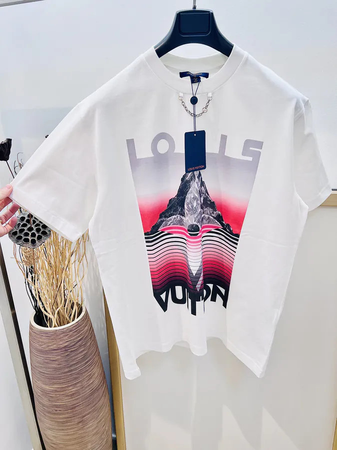 1V Louis Vuitton Ski Series Snow Spray Print Chain T Shirt