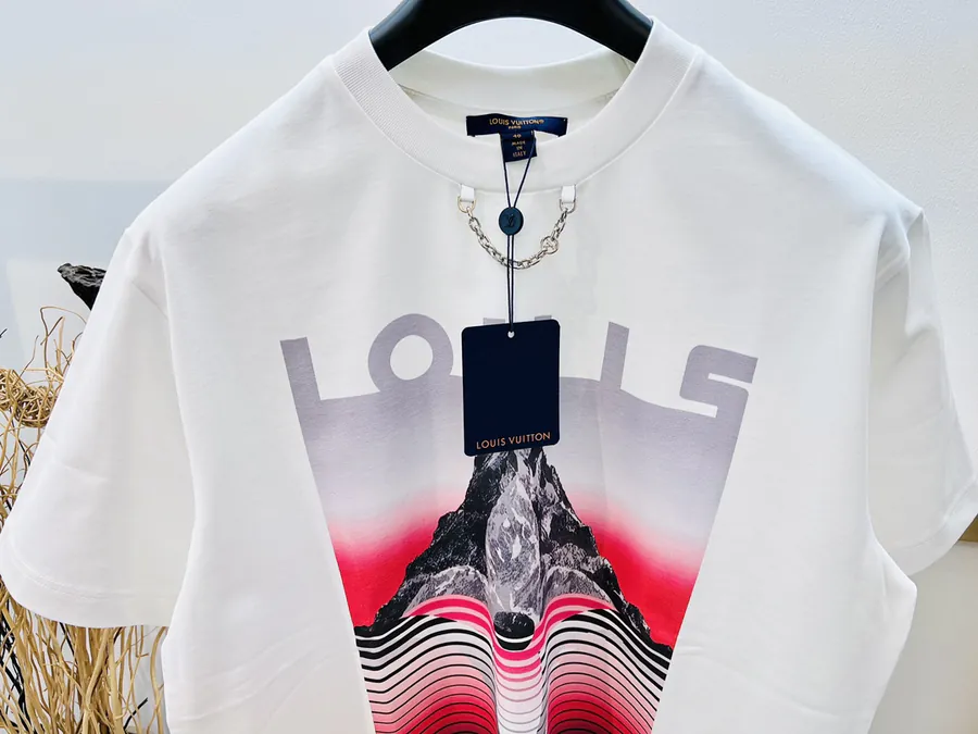 1V Louis Vuitton Ski Series Snow Spray Print Chain T Shirt