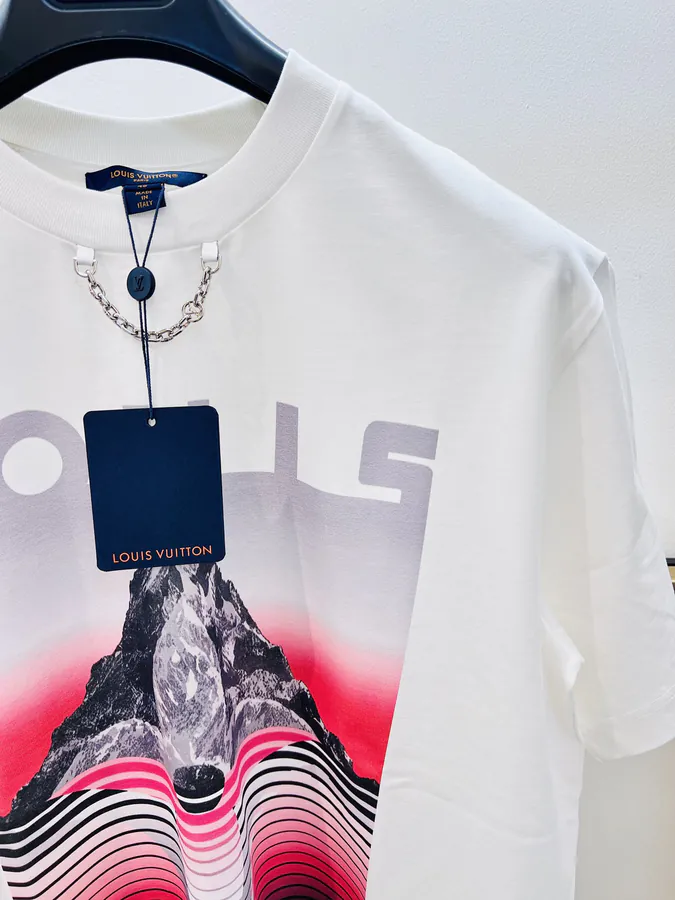 1V Louis Vuitton Ski Series Snow Spray Print Chain T Shirt
