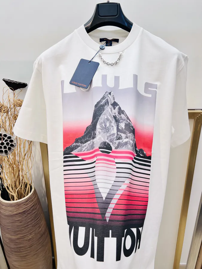 1V Louis Vuitton Ski Series Snow Spray Print Chain T Shirt