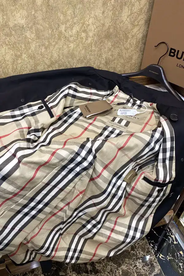 Burberry桑德林汉姆系列经典中长款风衣