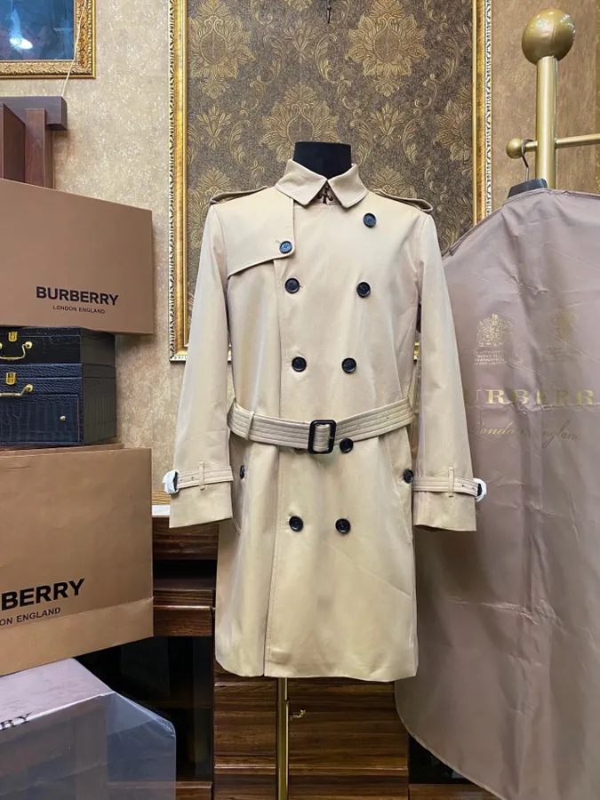 Burberry桑德林汉姆系列经典风衣 全天然牛角扣