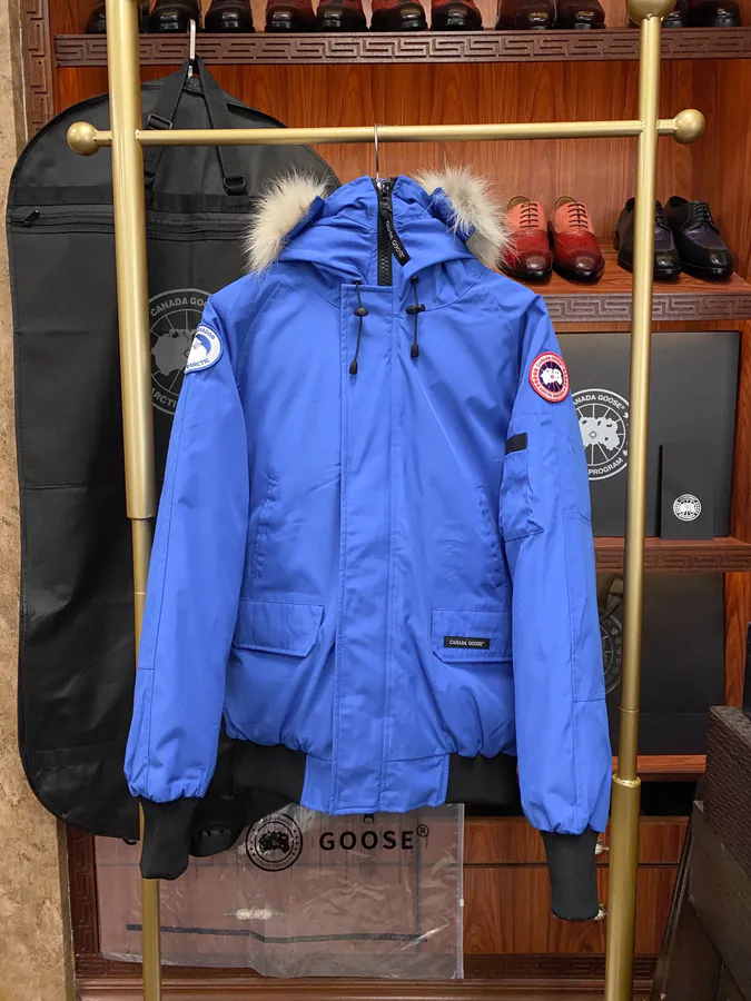 Canada Goose Mens Chilliwack Classic Short Winter Jacket with 95% White Down