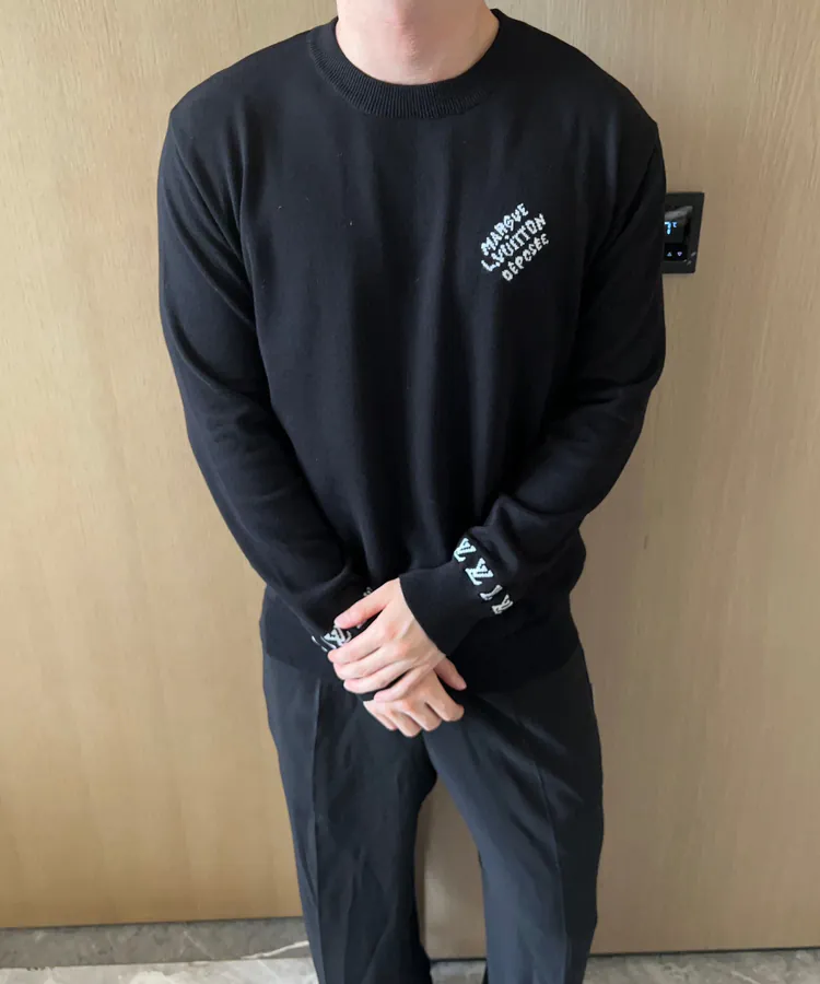 1V Lucci 24SS Letter Long Sleeve Sweater