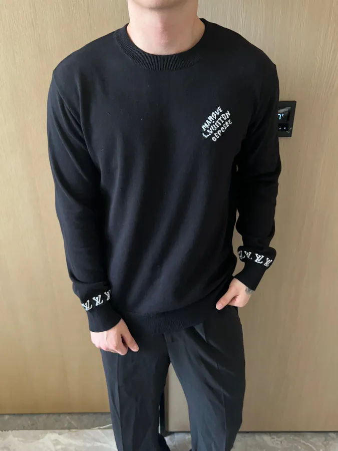 1V Lucci 24SS Letter Long Sleeve Sweater