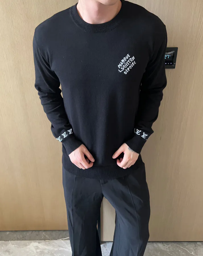 1V Lucci 24SS Letter Long Sleeve Sweater
