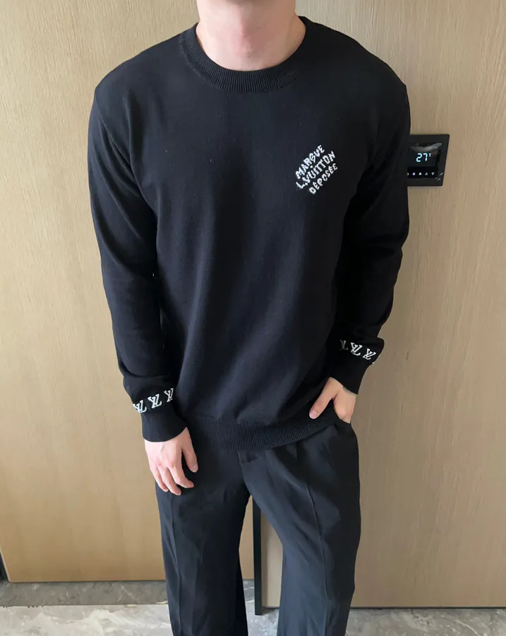1V Lucci 24SS Letter Long Sleeve Sweater