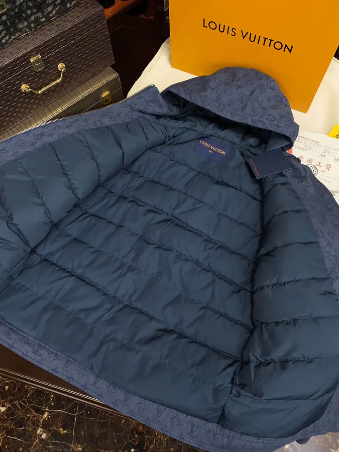 Lous Vuitton 驴家 New Arrival Down Jacket with Monogram Print