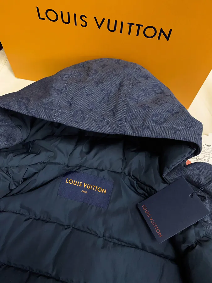 Lous Vuitton 驴家 New Arrival Down Jacket with Monogram Print
