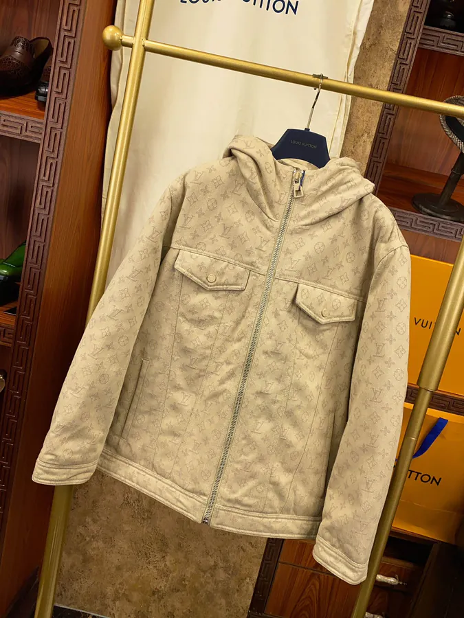 Lous Vuitton 驴家 New Arrival Down Jacket with Monogram Print