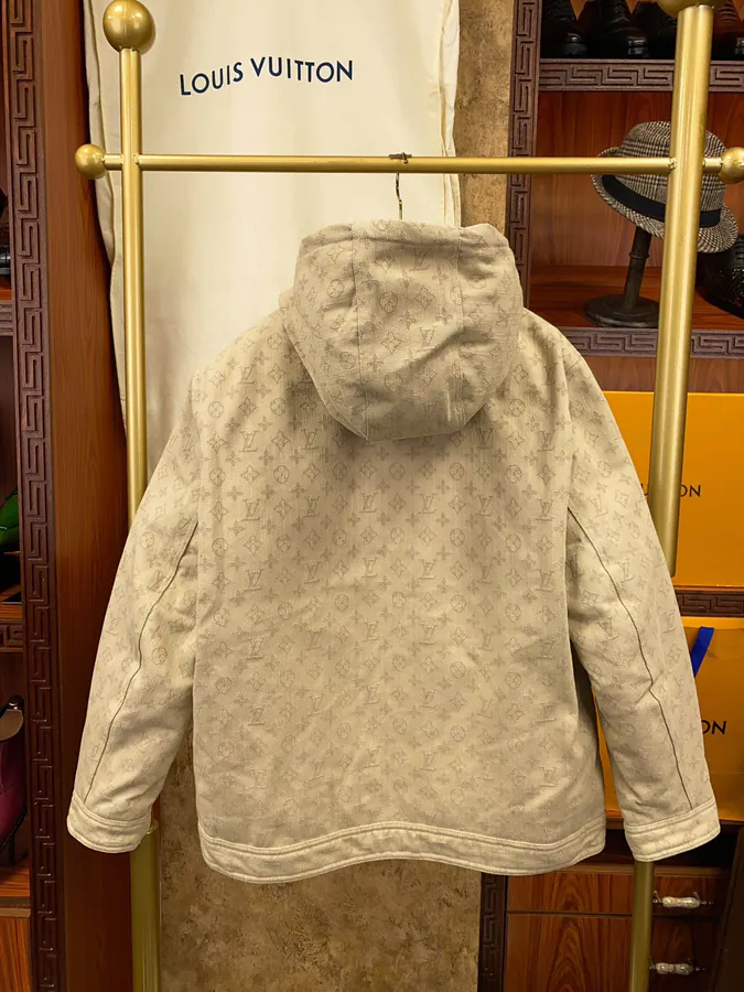 Lous Vuitton 驴家 New Arrival Down Jacket with Monogram Print