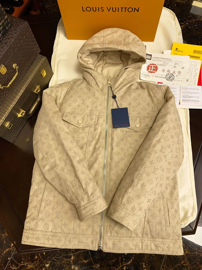 Lous Vuitton 驴家 New Arrival Down Jacket with Monogram Print