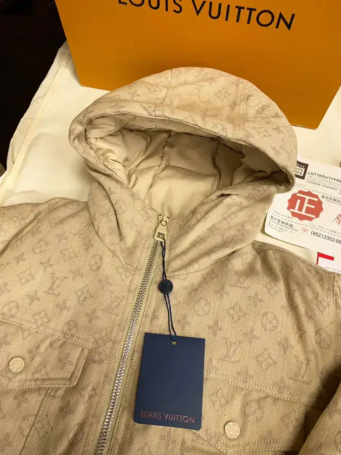 Lous Vuitton 驴家 New Arrival Down Jacket with Monogram Print
