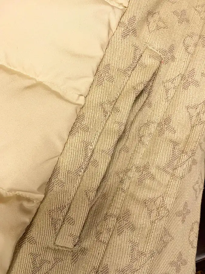 Lous Vuitton 驴家 New Arrival Down Jacket with Monogram Print