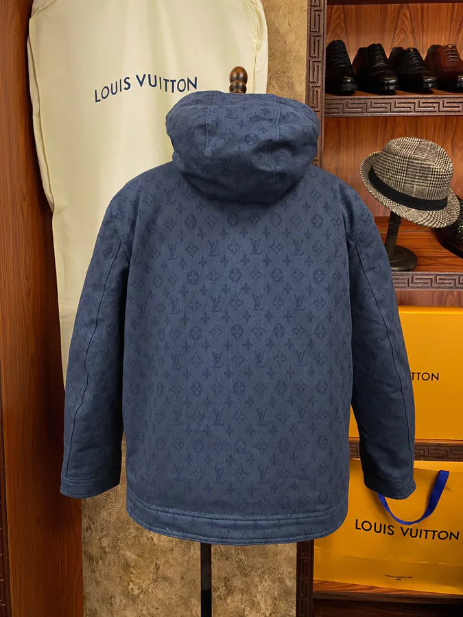 Lous Vuitton 驴家 New Arrival Down Jacket with Monogram Print