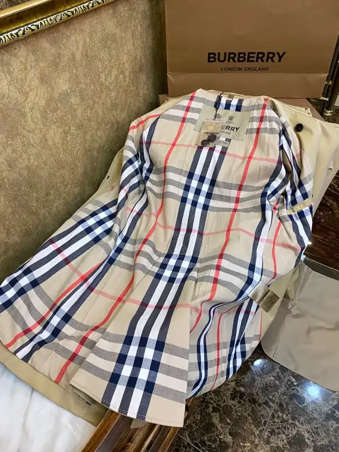 Burberry桑德林汉姆系列男士经典风衣