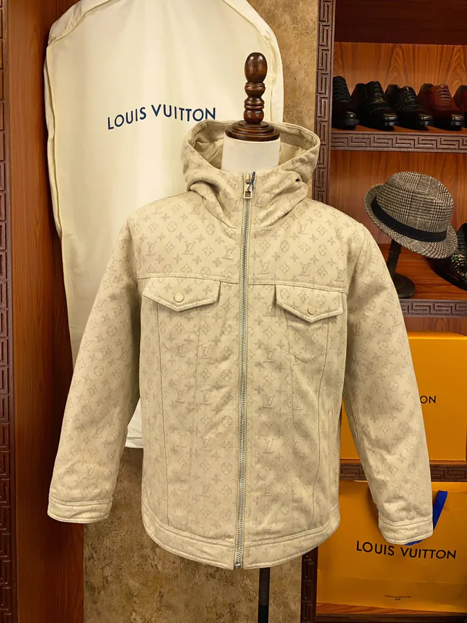 Lous Vuitton 驴家 New Winter Down Jacket with Monogram Print