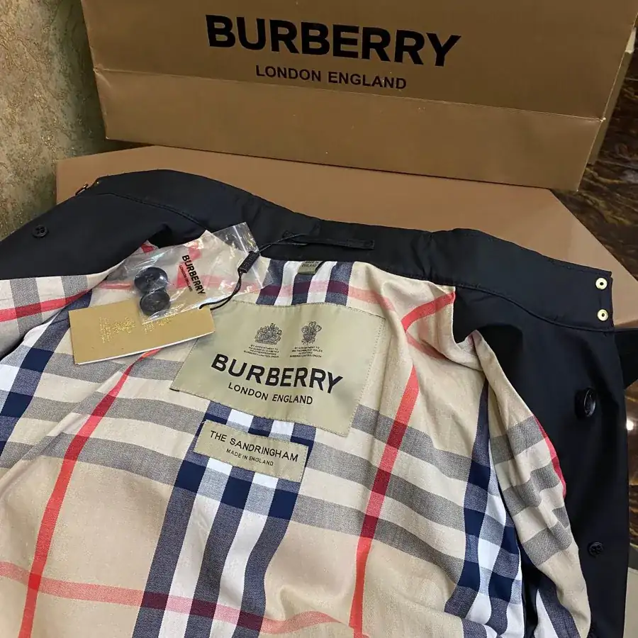 Burberry桑德林汉姆系列男士经典风衣