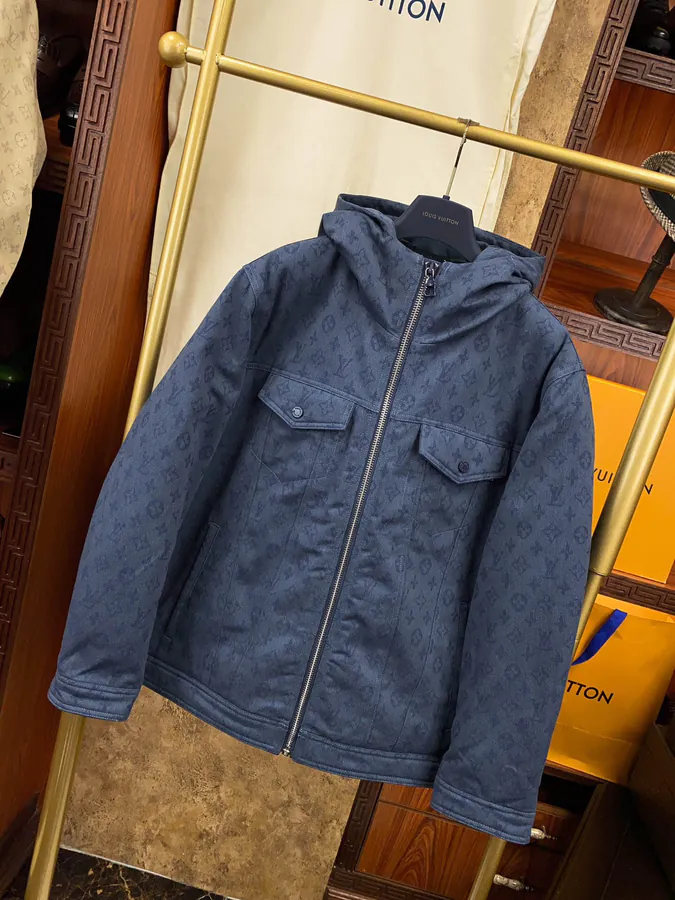Lous Vuitton 驴家 New Arrival Down Jacket with Monogram Print