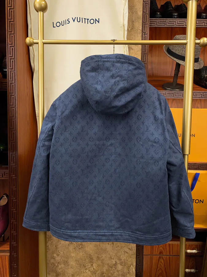 Lous Vuitton 驴家 New Arrival Down Jacket with Monogram Print