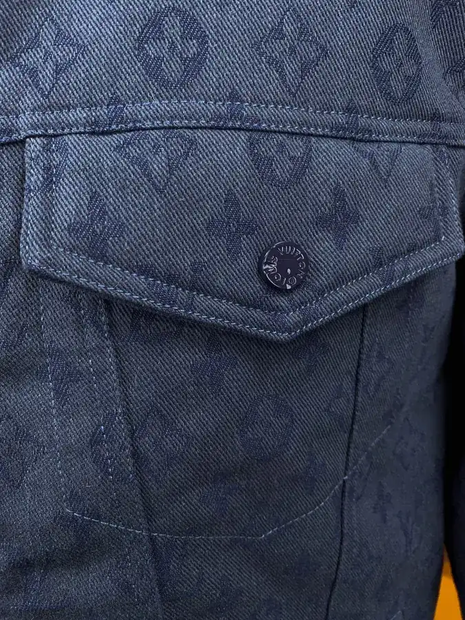 Lous Vuitton 驴家 New Arrival Down Jacket with Monogram Print