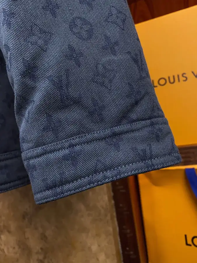 Lous Vuitton 驴家 New Arrival Down Jacket with Monogram Print