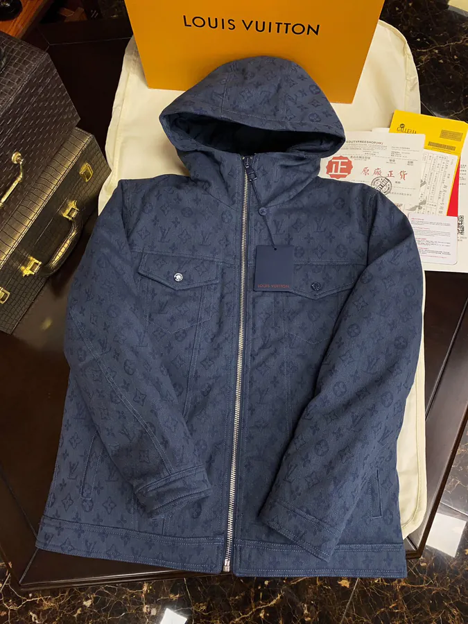 Lous Vuitton 驴家 New Arrival Down Jacket with Monogram Print