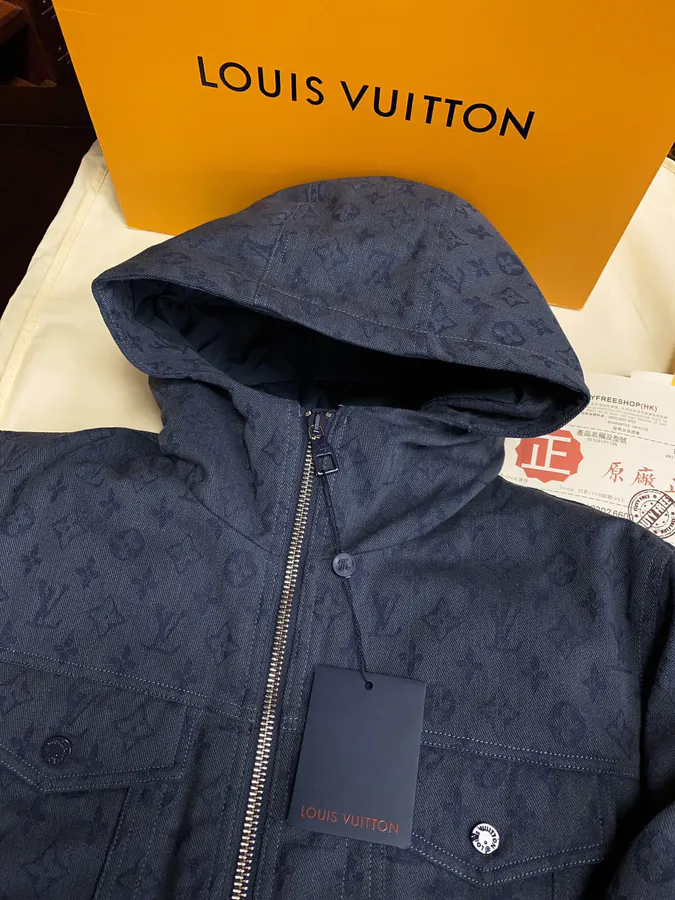 Lous Vuitton 驴家 New Arrival Down Jacket with Monogram Print