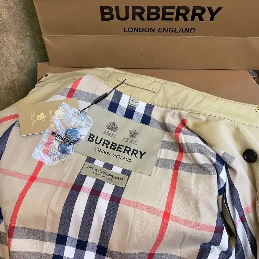 Burberry桑德林汉姆系列男士经典风衣