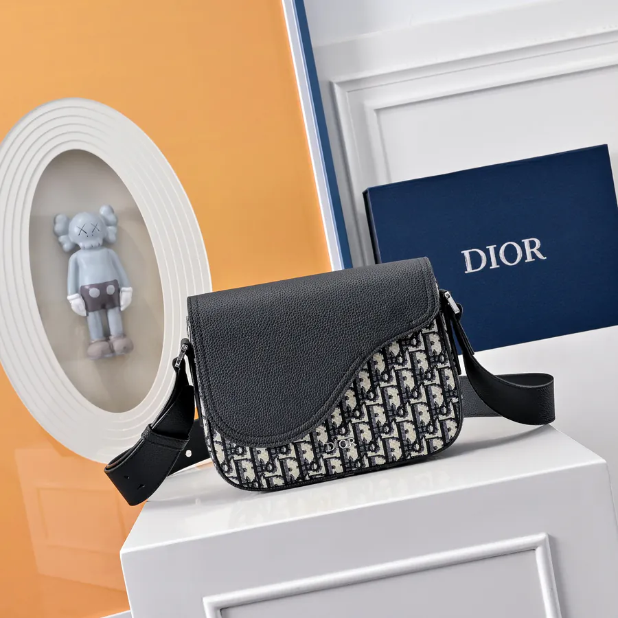 Di.or Mini Saddle Messenger Bag Elegance and Style