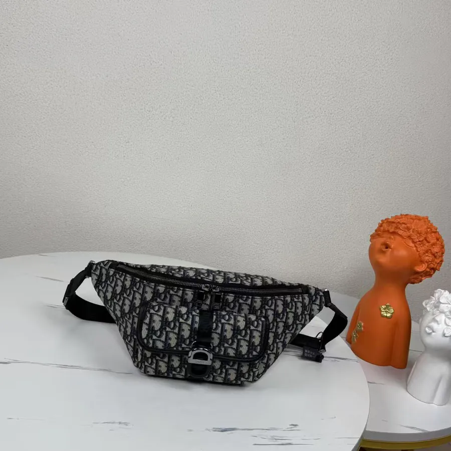 8 Spring 2025 Collection Bucket Bag with Oblique Print