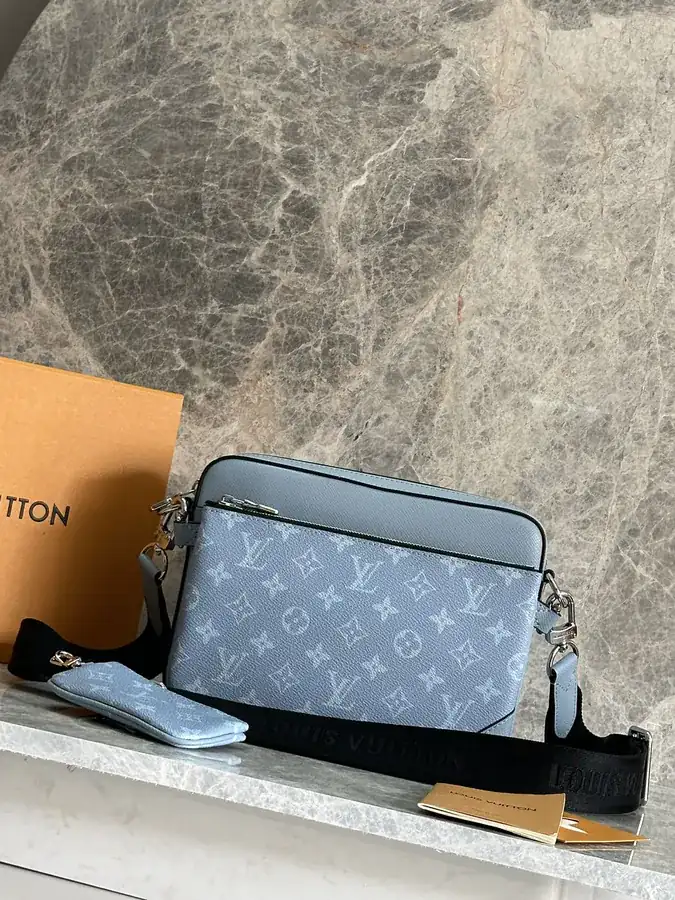Trio Messenger Bag in Light Blue