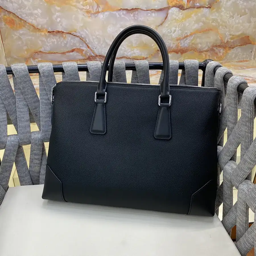LV Handbag Essential for Casual Wear