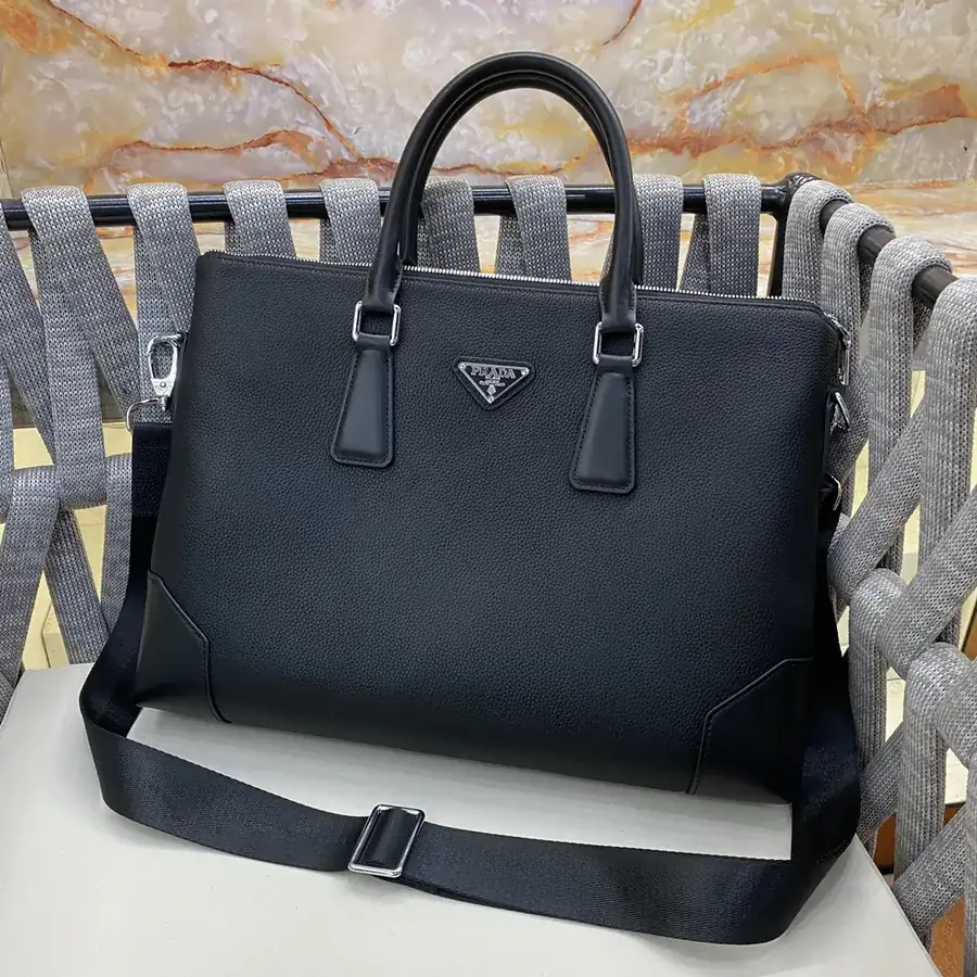 LV Handbag Essential for Casual Wear
