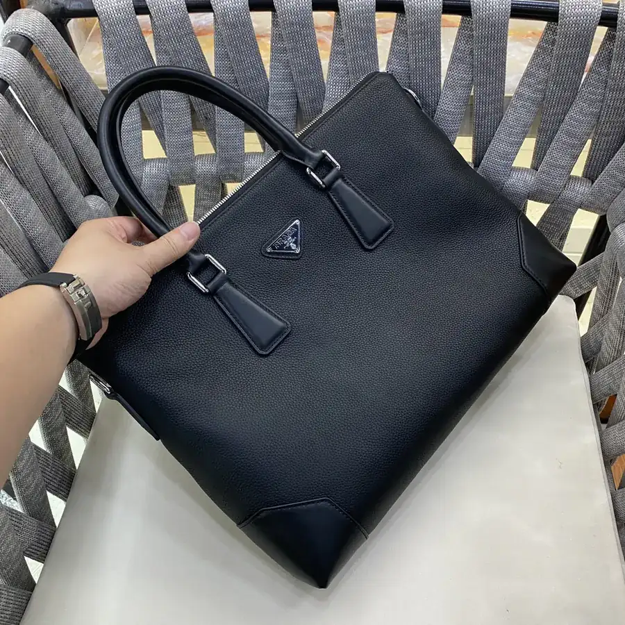 LV Handbag Essential for Casual Wear