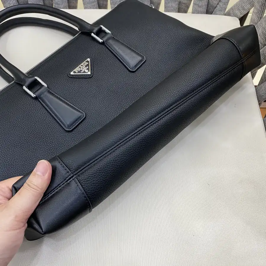 LV Handbag Essential for Casual Wear