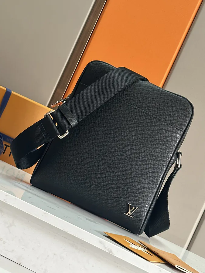 Alex Mini Messenger Bag Taïga Leather
