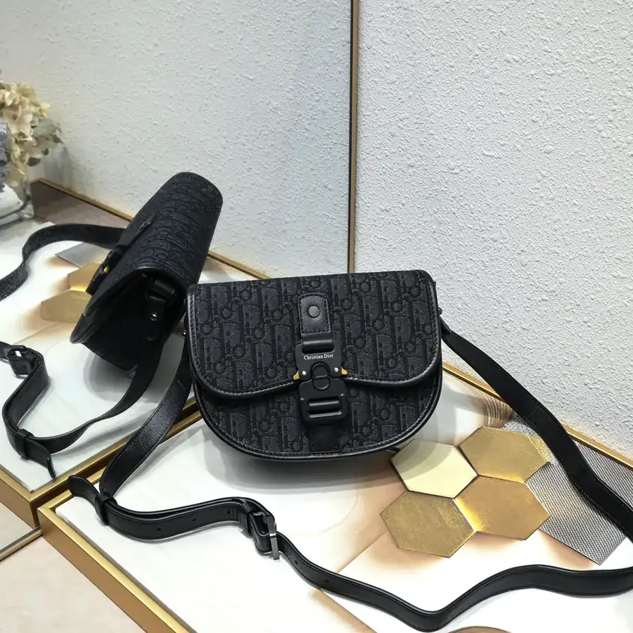 DIO.R Gallop Messenger Bag Minimalist Design, Leather Details