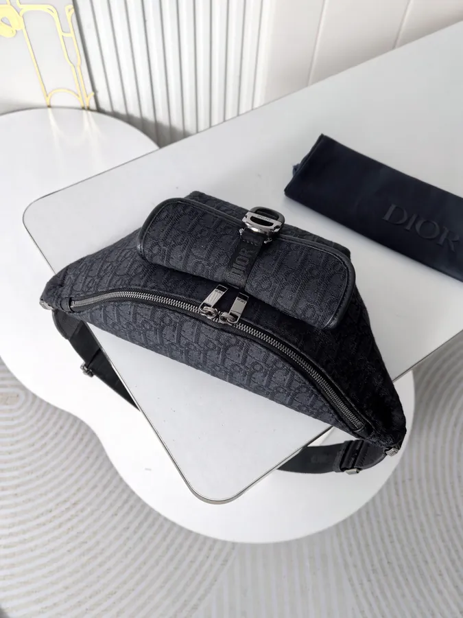 8 Spring 2025 Collection Bucket Bag with Oblique Print