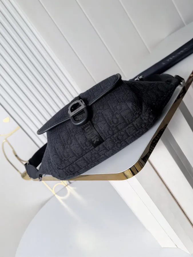 8 Spring 2025 Collection Bucket Bag with Oblique Print