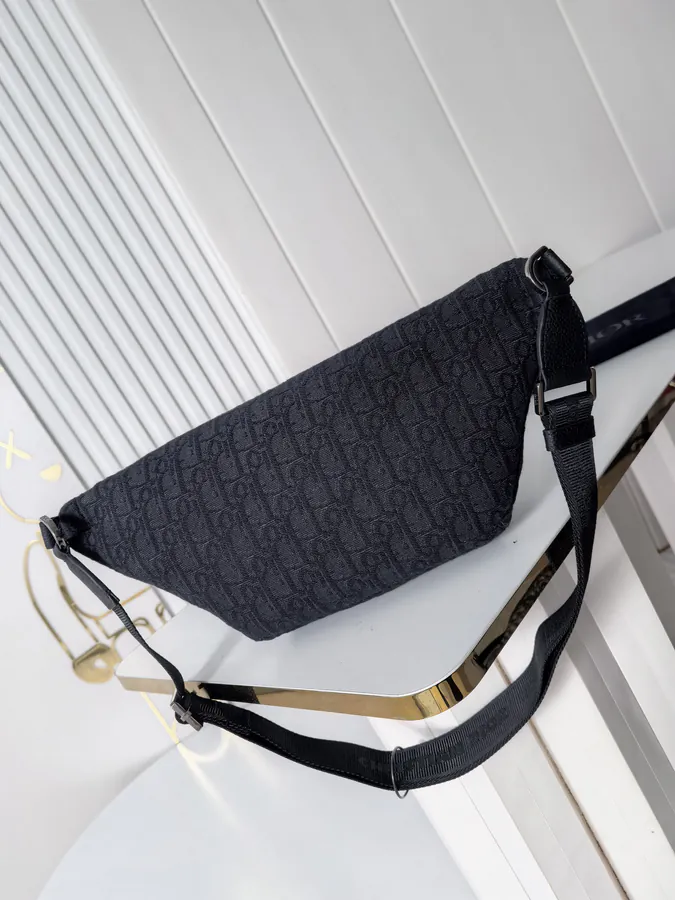 8 Spring 2025 Collection Bucket Bag with Oblique Print